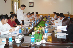 Đại diện lãnh đạo Sở NN&PTNT báo cáo Đoàn công tác Bộ NN&PTNT tiến độ thực hiện Đề án ổn định dân cư phát triển KT-XH vùng chuyển dân sông Đà.
